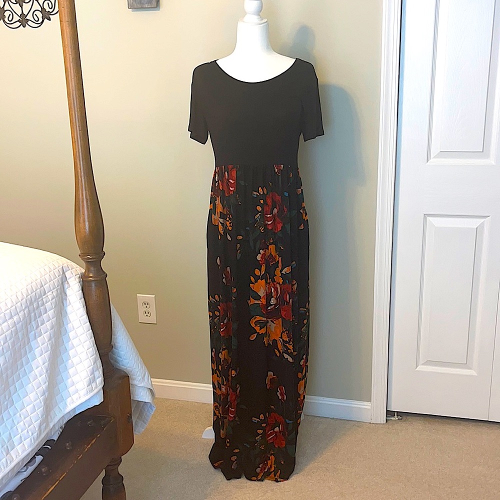 Maxi dress size L never worn with pockets.